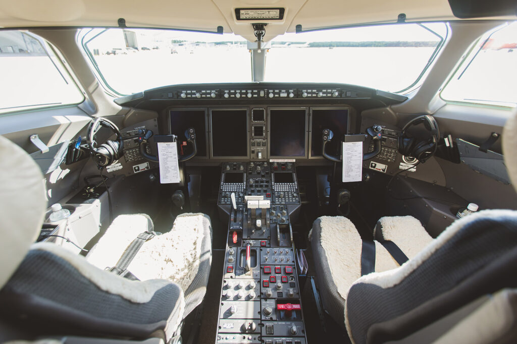 N609LS-37-charter-plane-cockpit-view