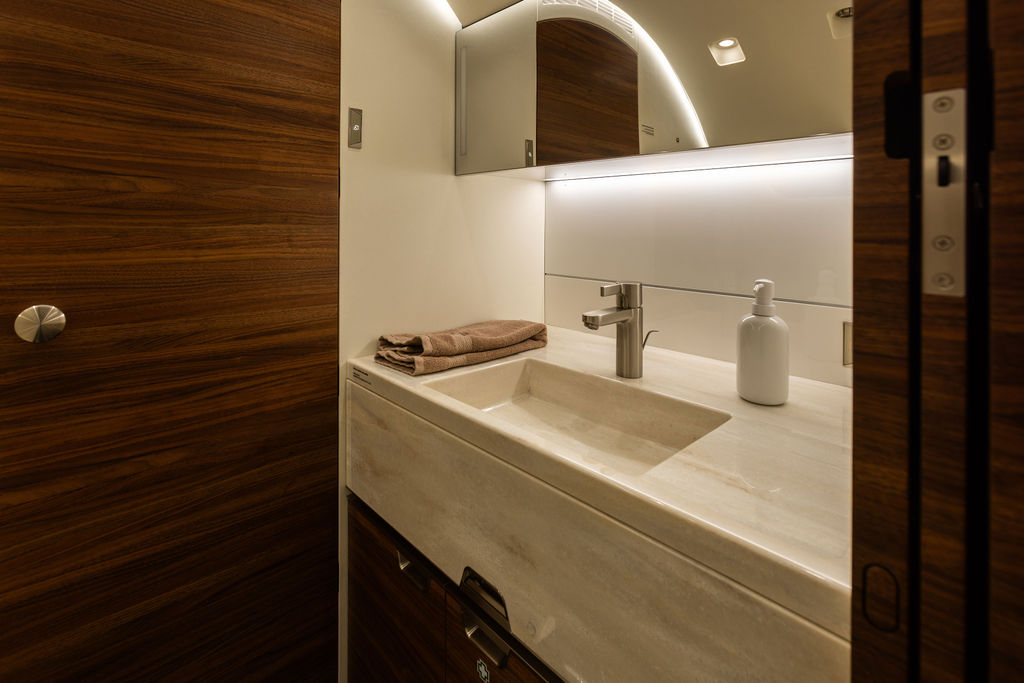 FGC-N454CL-Interior-LightsOn-04